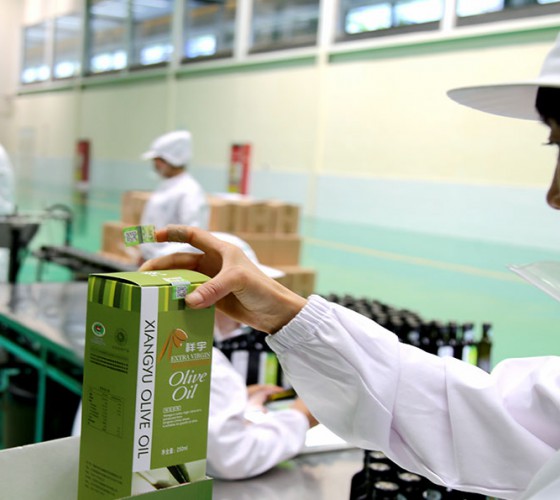 公司國(guó)通“訂單農(nóng)業(yè)”模式，獨(dú)創(chuàng)8小時(shí)限時(shí)鮮榨，從手工采摘、按質(zhì)收購(gòu)、便捷運(yùn)輸、純物理冷榨、充氮低恒溫儲(chǔ)存、灌裝等全程管理，并通過(guò)嚴(yán)格的品質(zhì)控..